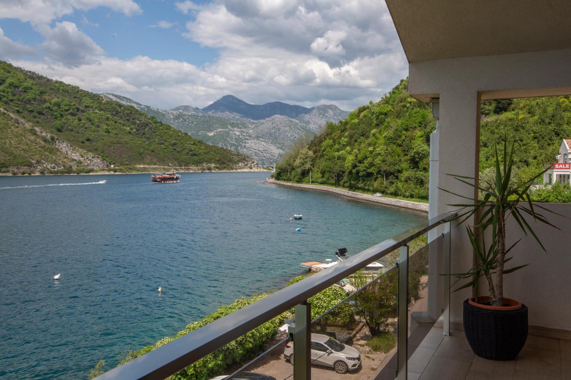 Apartments Maxhit Tivat Eksteriør billede