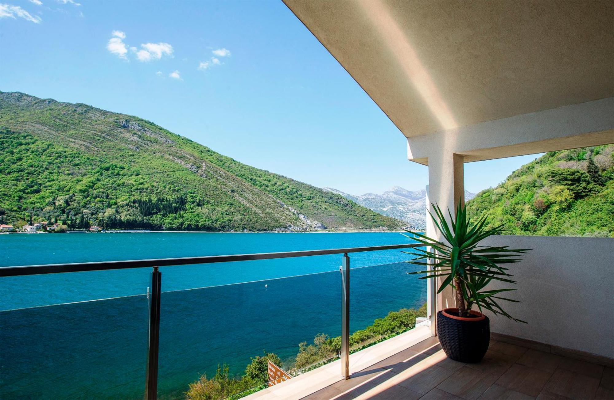 Apartments Maxhit Tivat Eksteriør billede
